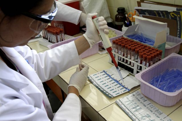 AIDS: οι ελλείψεις σε αντιδραστήρια «ναρκοθετούν» την υγεία των ασθενών