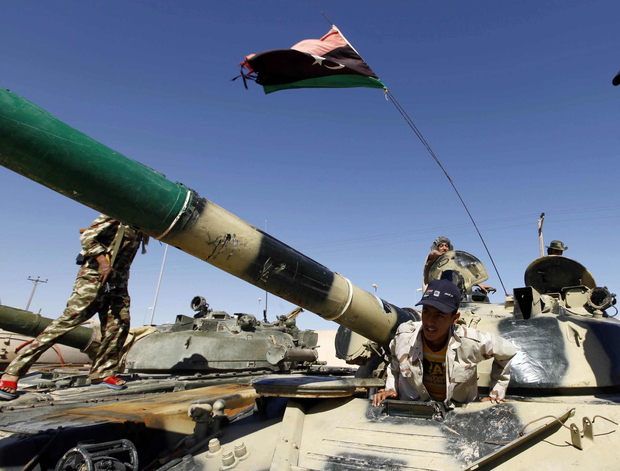 Συγκρούονται αντάρτες και στρατός νοτιοδυτικά της Τρίπολης