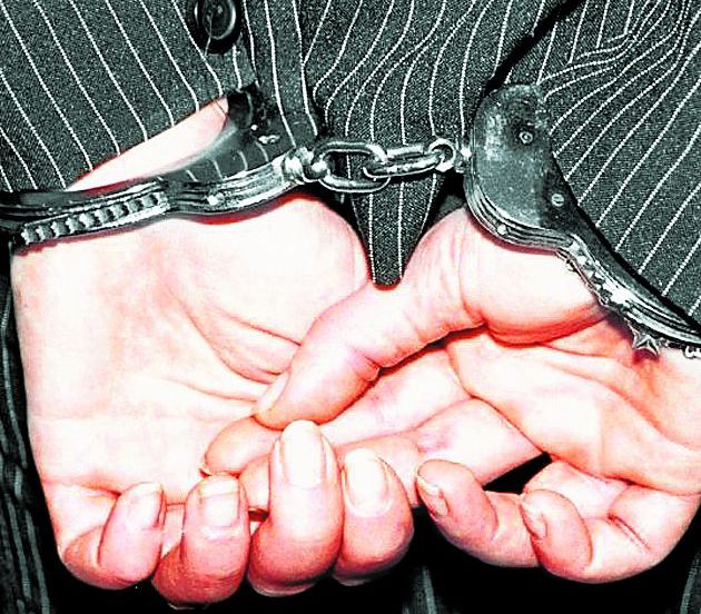 Ποινικές διώξεις σε 24 τραπεζικούς, εφοριακούς και αστυνομικούς
