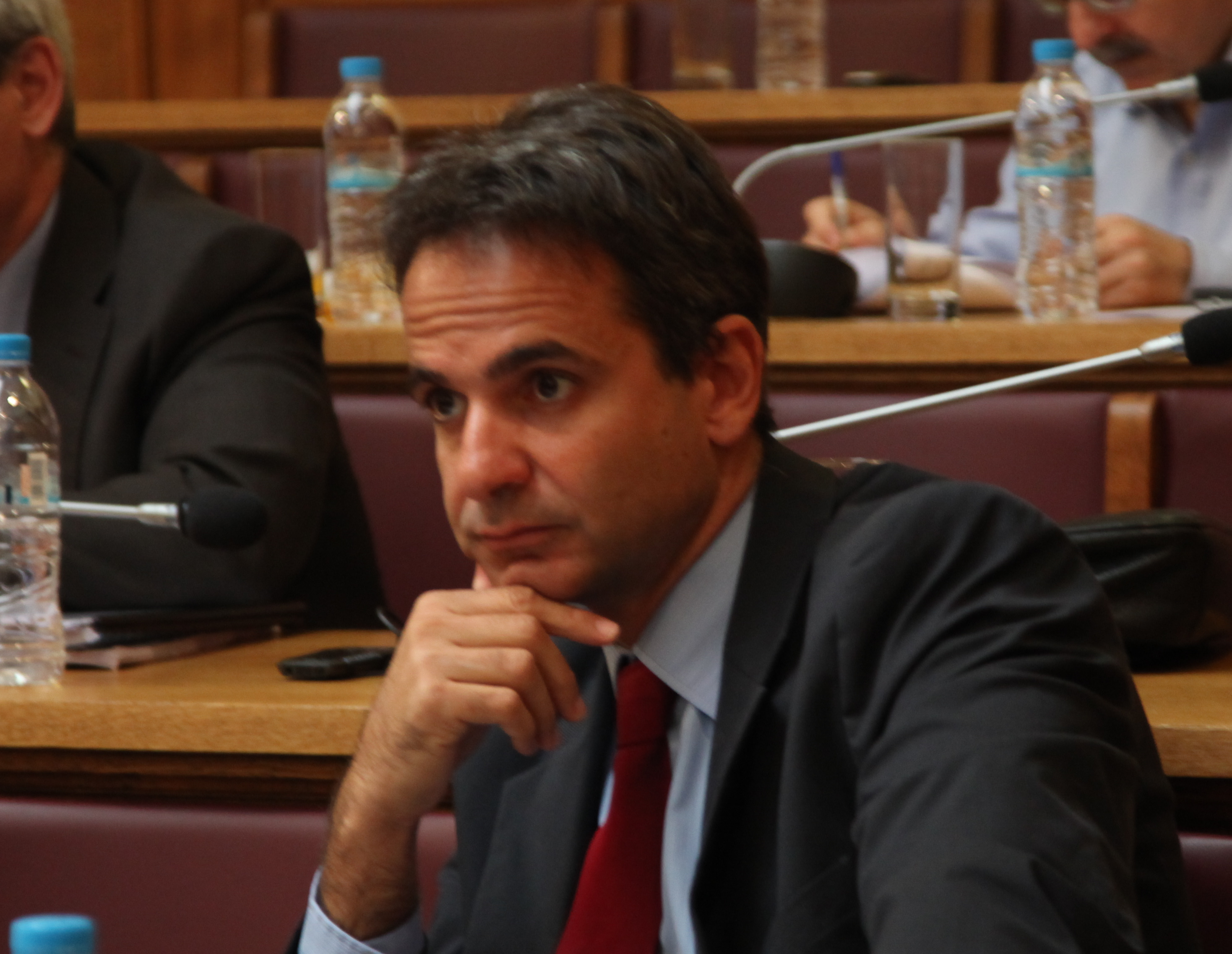 Μύλος στην Κεντροδεξιά με τις φωνές για συναίνεση και συγκυβέρνηση