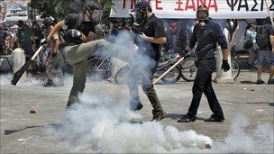 Τι μεταδίδουν τα ξένα πρακτορεία για τη βία στην Αθήνα