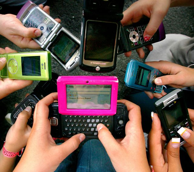 Τα κινητά τηλέφωνα βλάπτουν σοβαρά τον εγκέφαλο