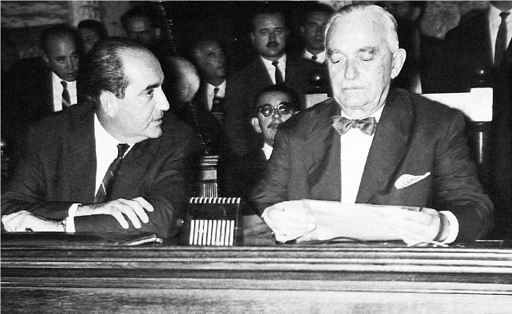 Η Αποστασία, ο Τέως και ο Μητσοτάκης