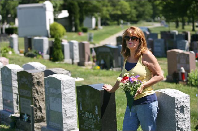 Νέο επάγγελμα στην εποχή της κρίσης: επισκέπτρια… τάφων!