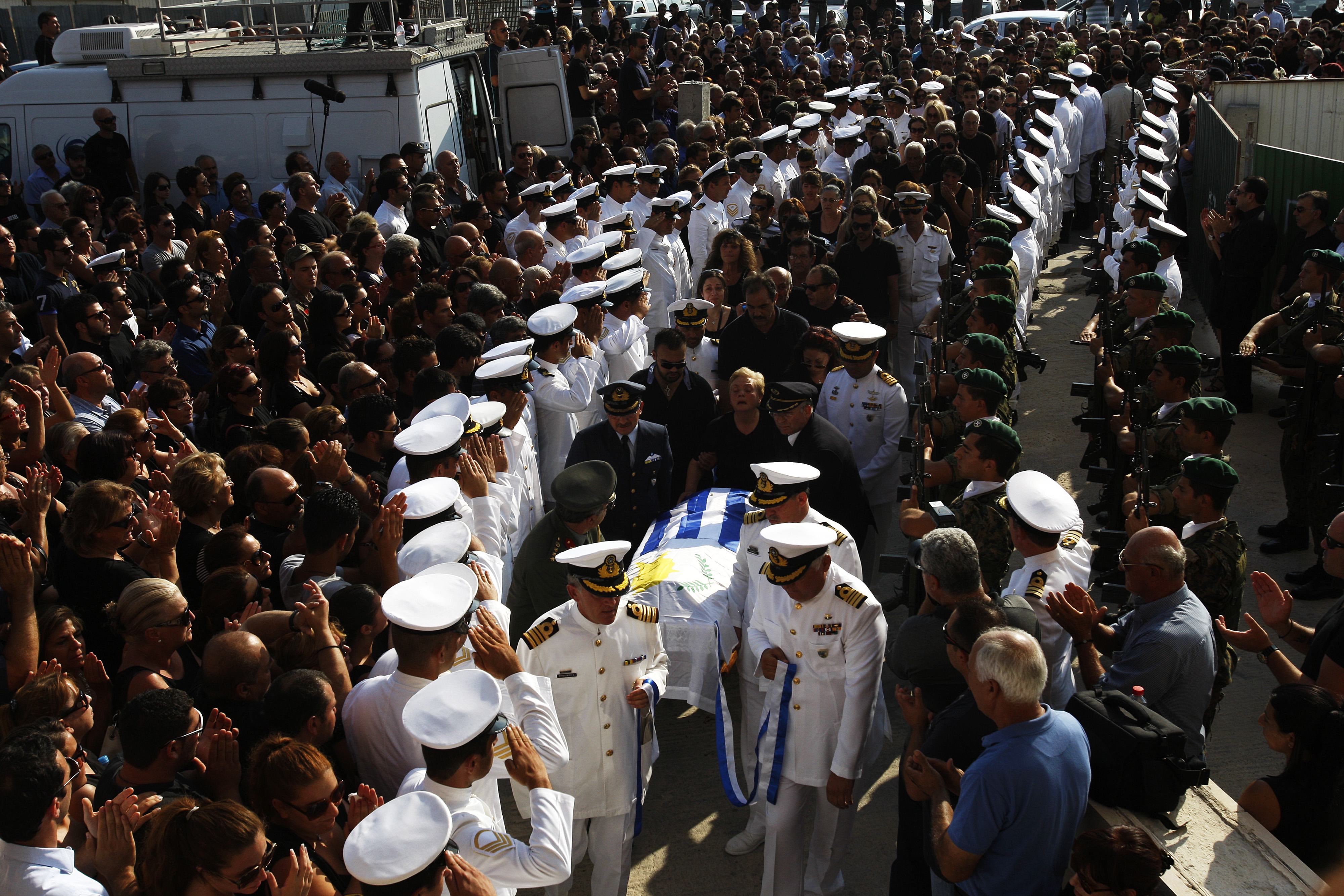 Υστατο χαίρε στους δίδυμους ναύτες