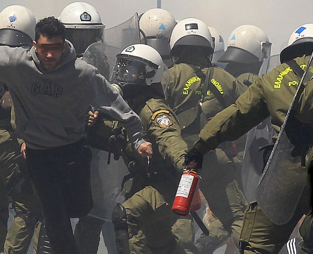 Ντοκουμέντο: Η επίθεση με πυροσβεστήρες των ΜΑΤ κατά διαδηλωτών