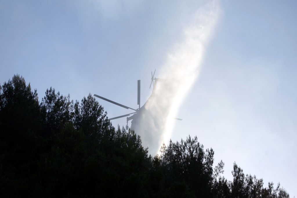 Υπο μερικό έλεγχο οι πυρκαγιές σε Κορωπί και Μαρκόπουλο
