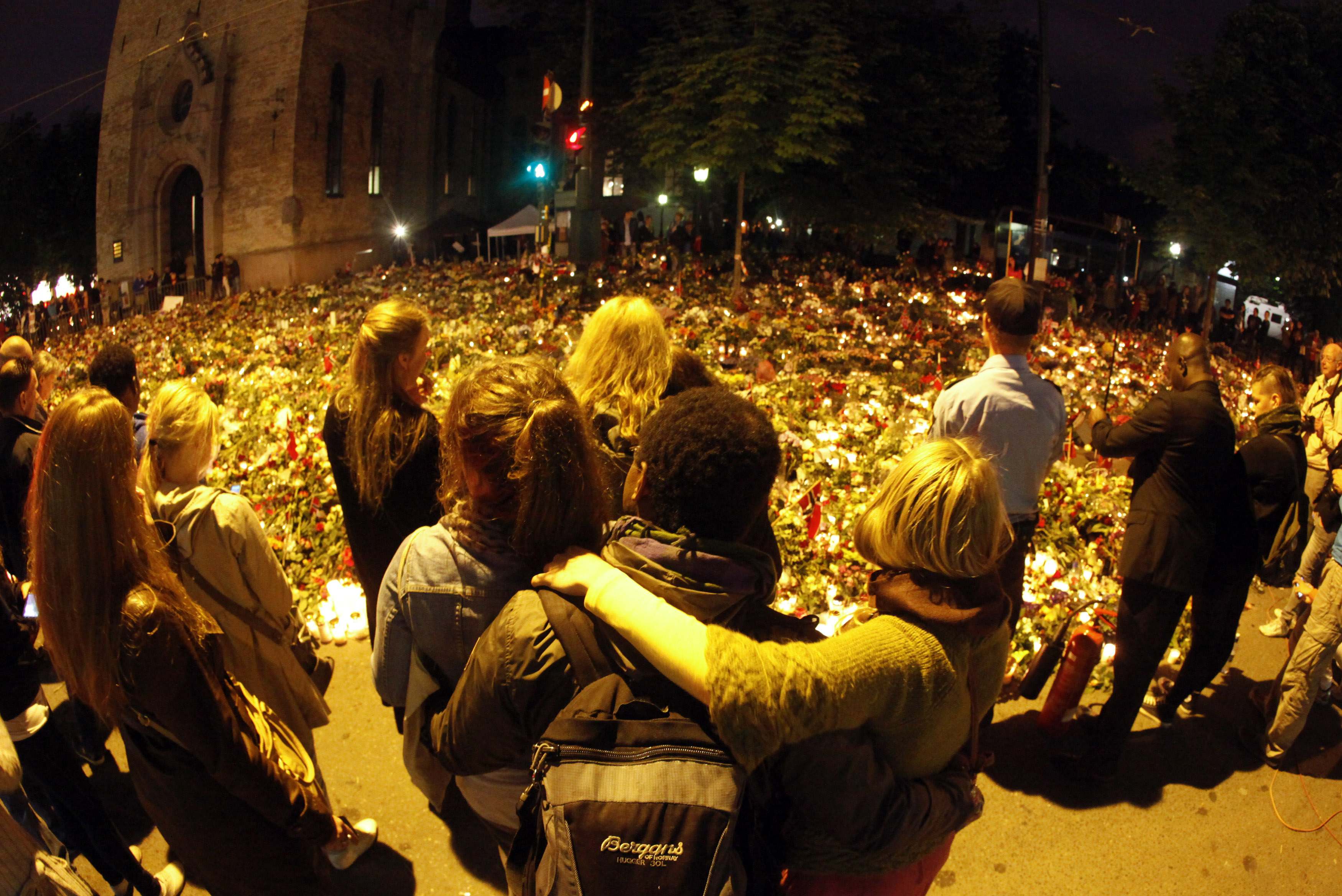 Χιλιάδες κόσμου στη μνήμη των θυμάτων της 22ας Ιουλίου