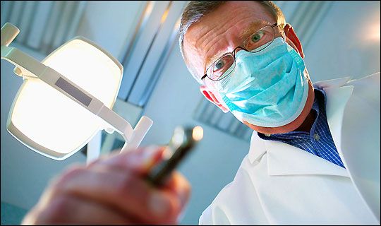 Οδοντίατροι και γιατροί αντιδρούν στο «άνοιγμα» των επαγγελμάτων τους