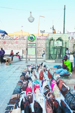 Εμπορικός Σύλλογος Πειραιά: Καταγγέλει έξαρση του παρεμπορίου