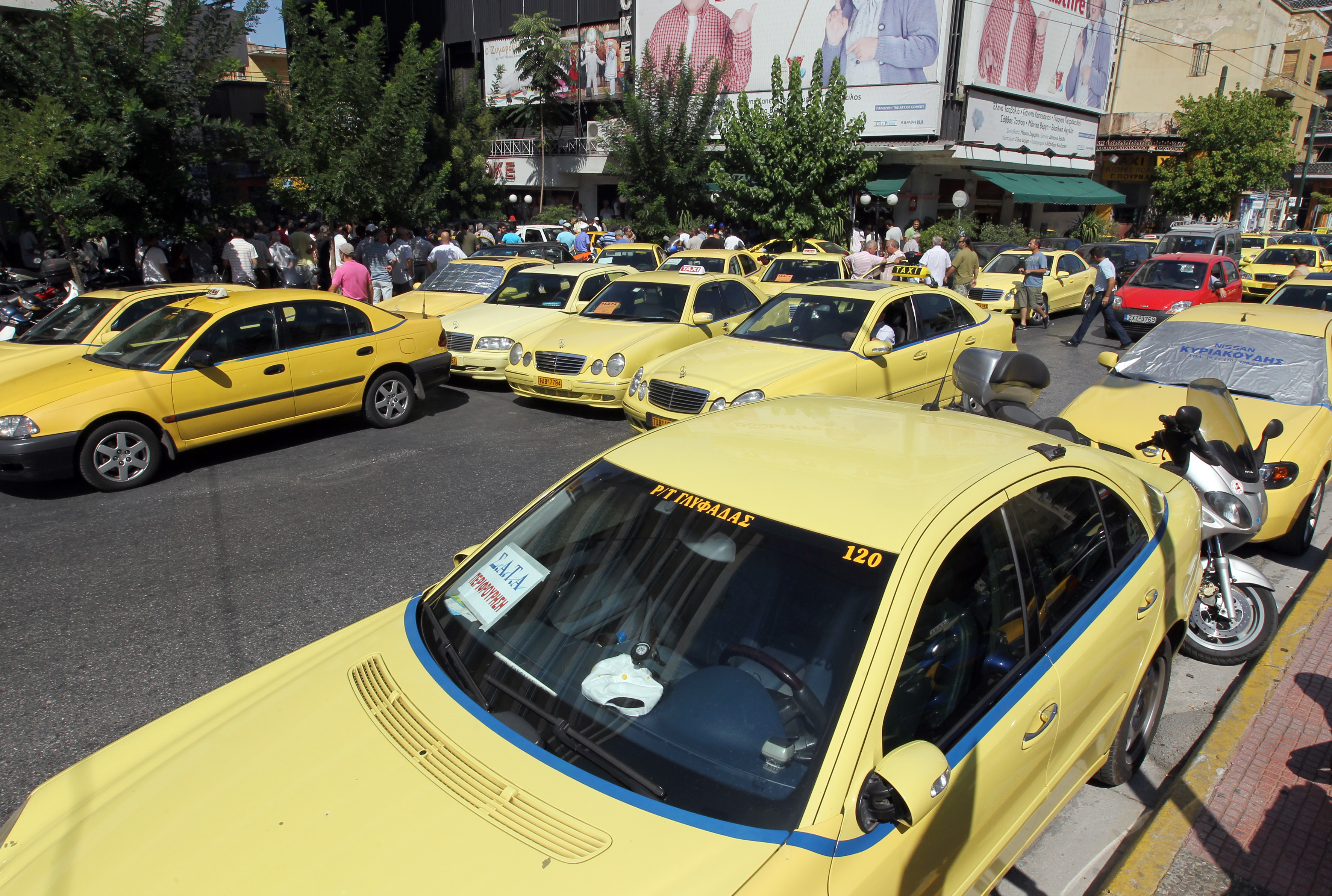Συνεχίζουν τις κινητοποιήσεις τους οι ιδιοκτήτες ταξί