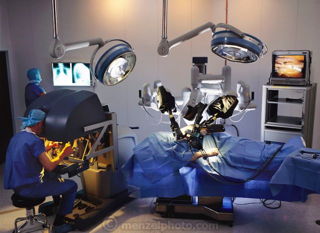 Τα ρομπότ καταλαμβάνουν τα χειρουργεία