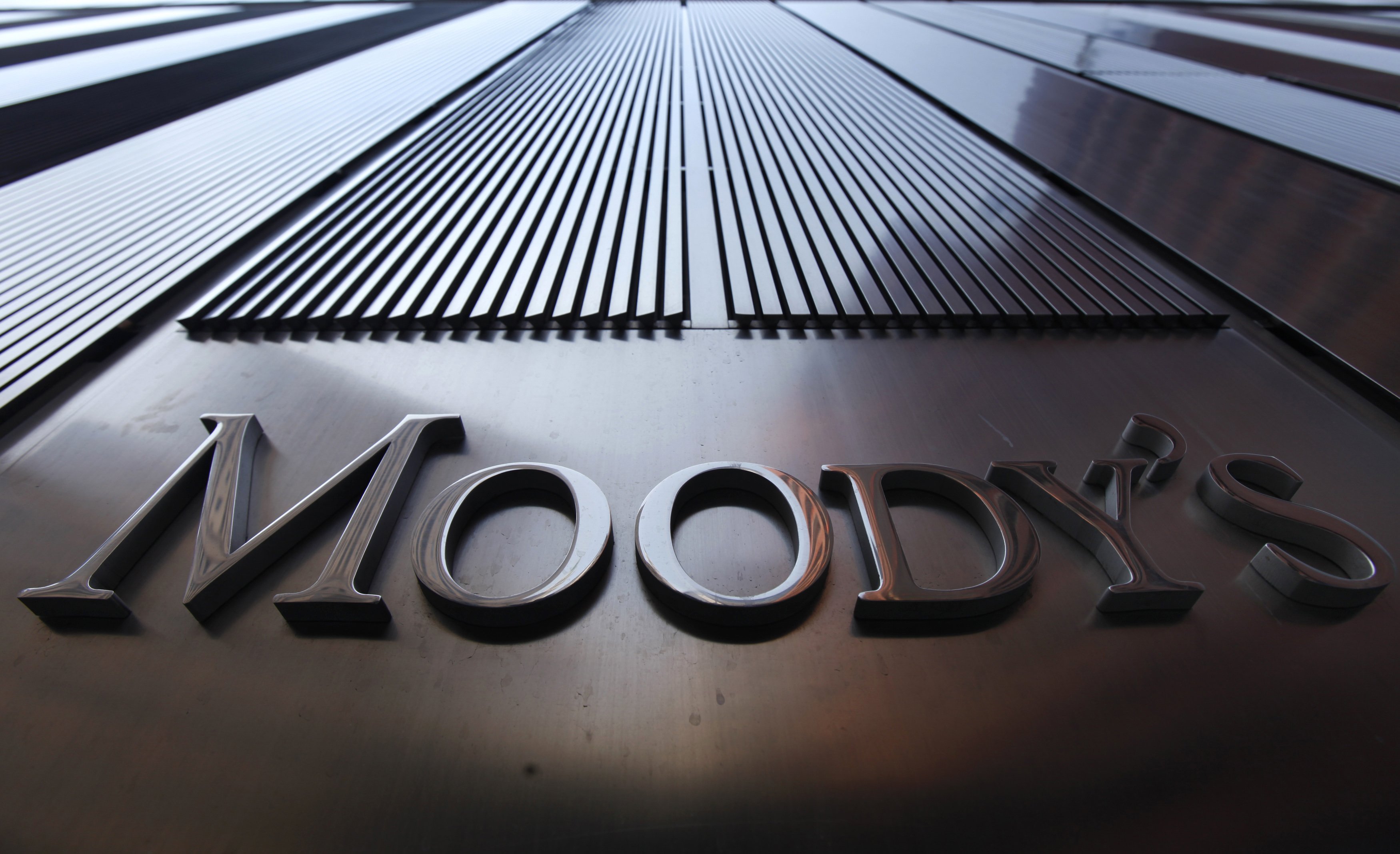 Σε πορεία σταθερής βελτίωσης η Ισπανία, εκτιμά ο οίκος Moody’s
