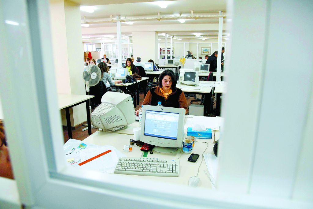 Μειώσεις μισθών και συντάξεων 8% φέρνει ο αυτόματος κόφτης δαπανών