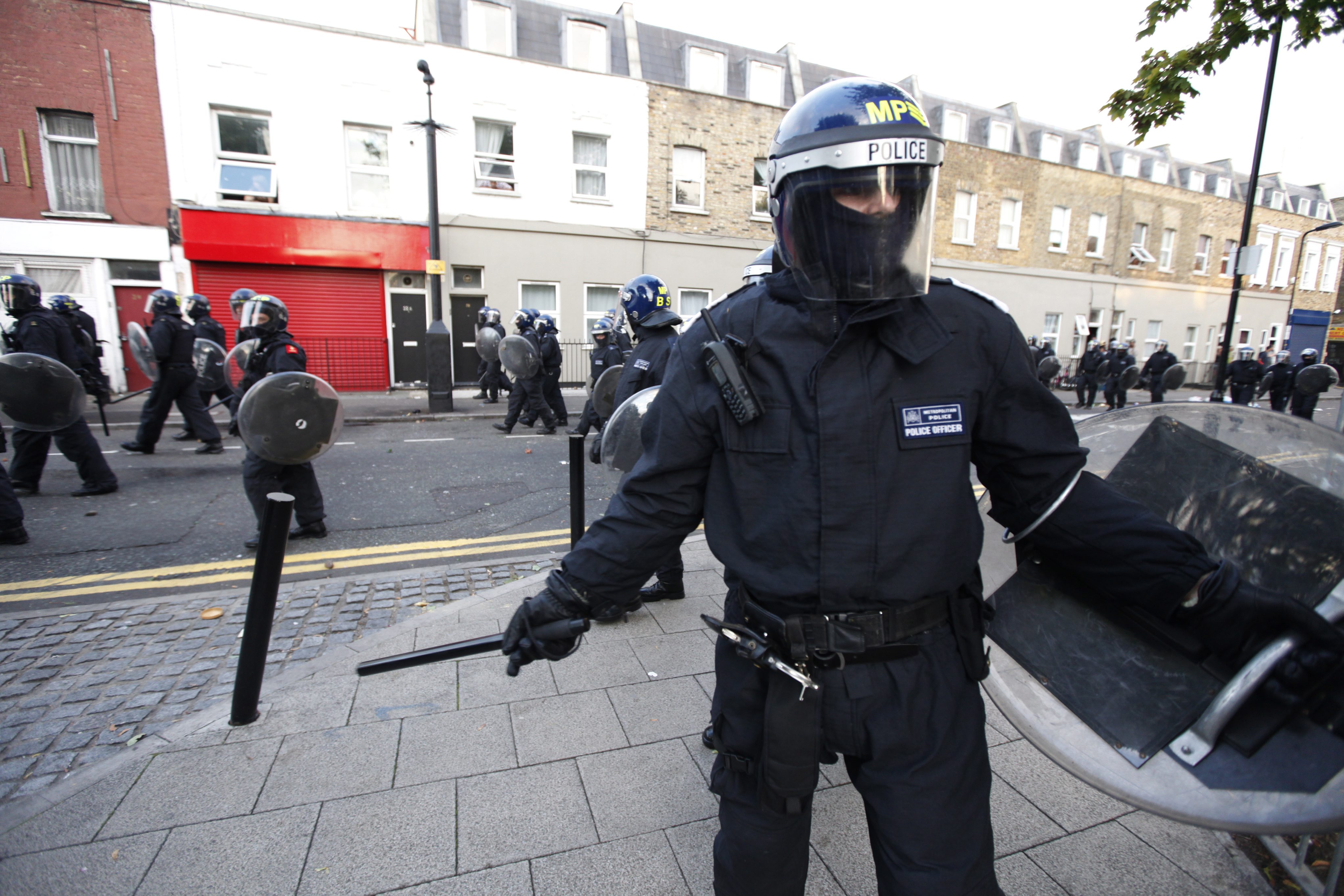 Ντ. Κάμερον: αναπτύσσει στο Λονδίνο 16.000 αστυνομικούς