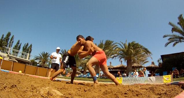 Beach wrestling: Παλαίστρα στην άμμο