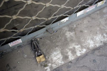 Η «γεωγραφία» των λουκέτων στους εμπορικούς δρόμους της Αθήνας