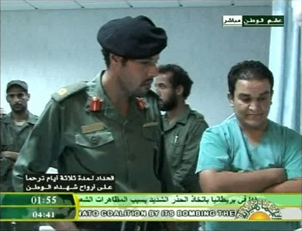 Θύματα των αεροπορικών επιδρομών του ΝΑΤΟ επισκέφθηκε ο… νεκρός γιος του Καντάφι