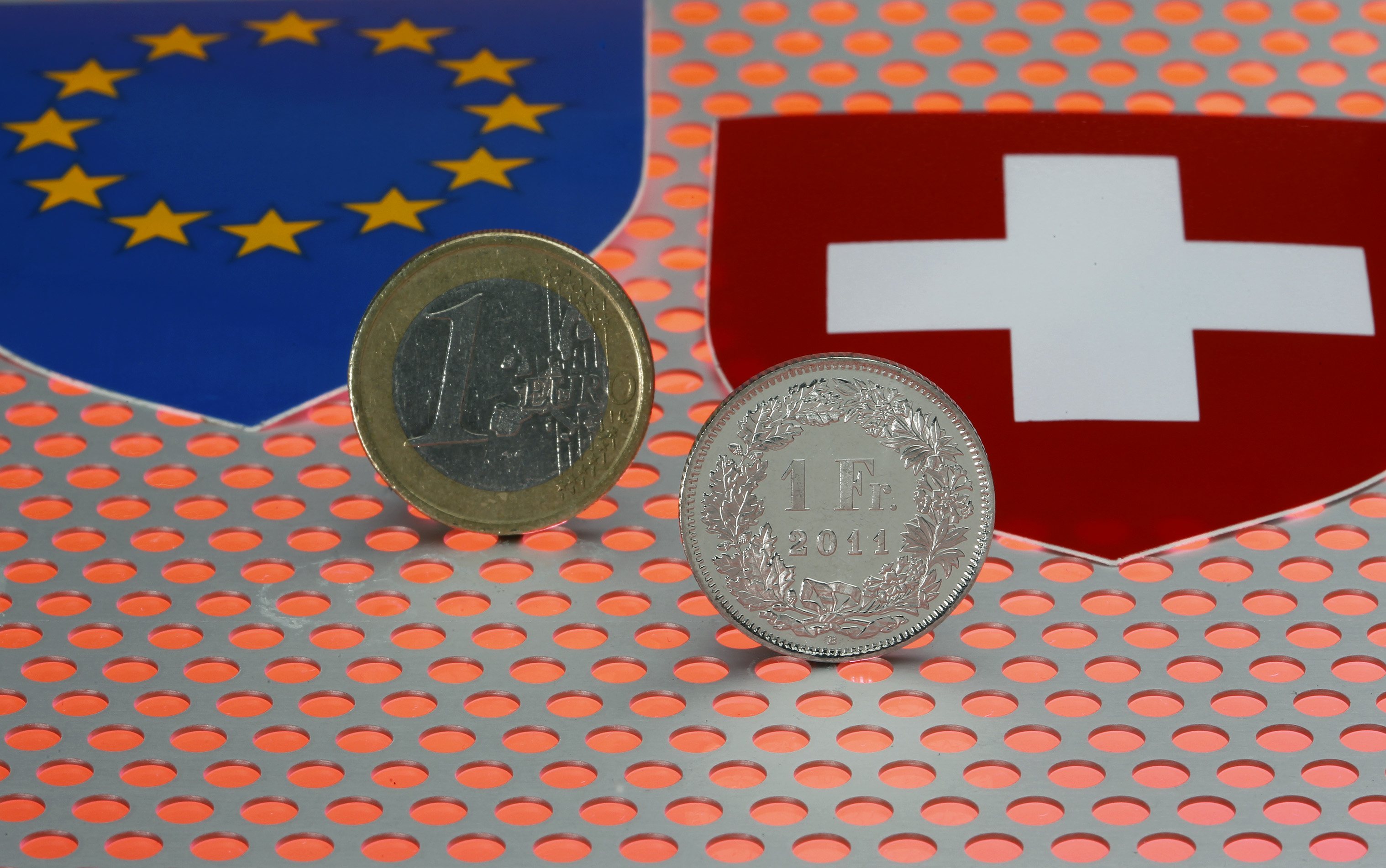 Αναδρομική φορολογία για καταθέσεις Ελλήνων στην Ελβετία