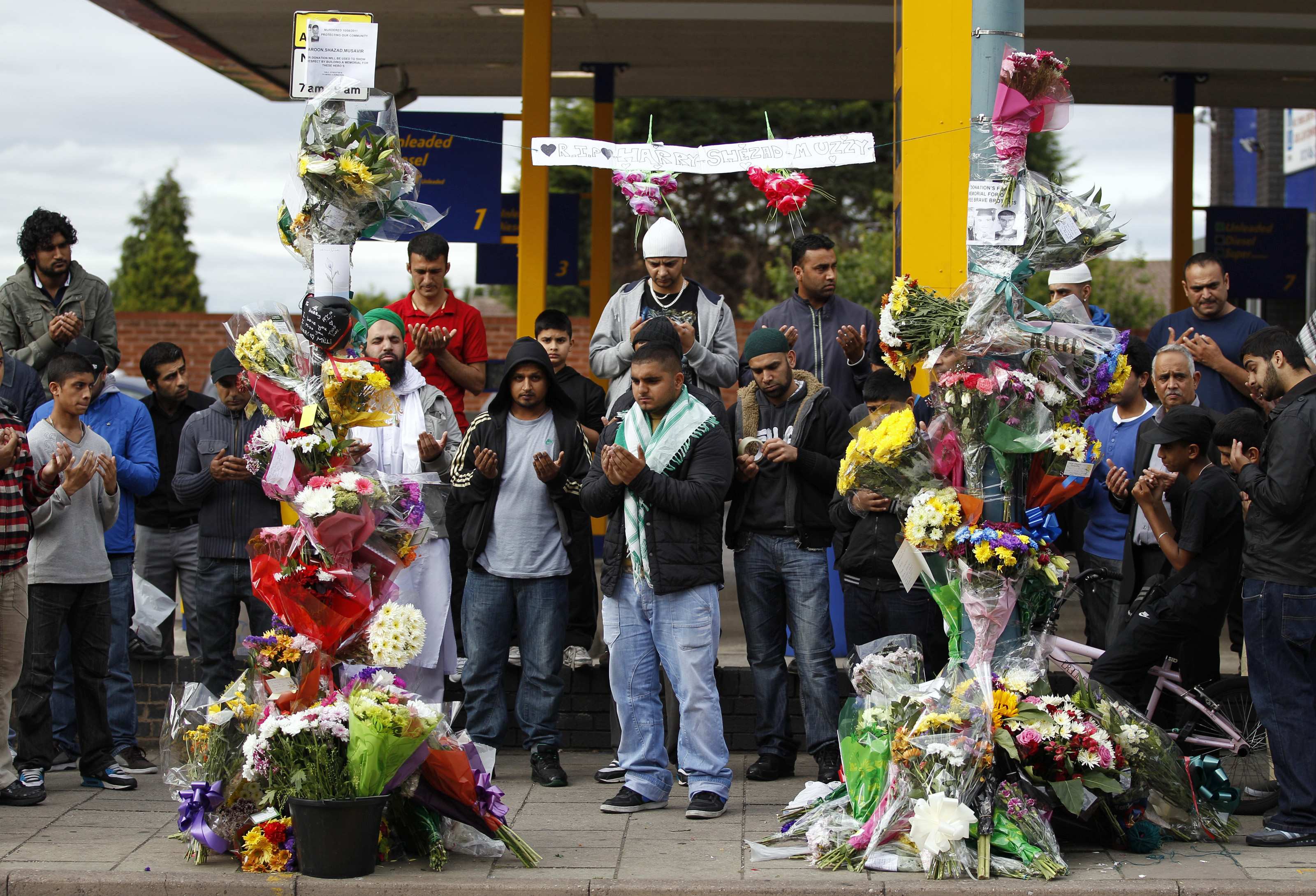 Δέκα χρόνια μετά, το Λονδίνο θυμάται και τιμά τα θύματα της πολύνεκρης επίθεσης