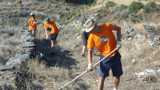 Οι ξένοι που καθαρίζουν τα μονοπάτια!