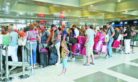 Σημάδια επιβράδυνσης στις τουριστικές κρατήσεις