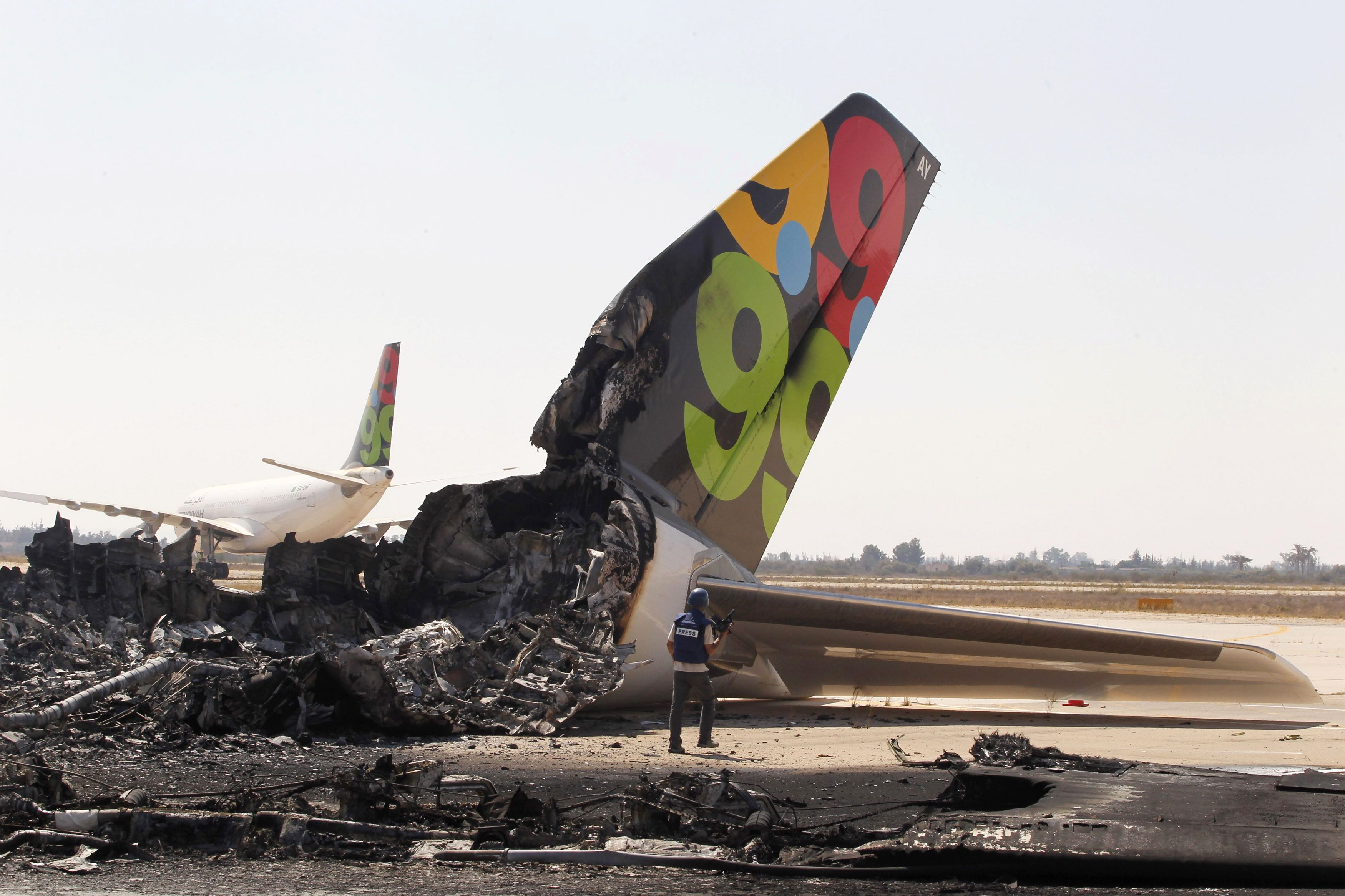 Λιβύη: Βομβαρδίστηκε το αεροδρόμιο της Τρίπολης από καθεστωτικούς