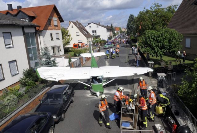Γερμανία: Μικρό αεροπλάνο προσγειώθηκε σε δρόμο πλάτους πέντε μέτρων