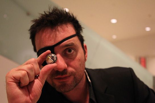Καναδός σκηνοθέτης εμφύτεψε μικροκάμερα στο τεχνητό του μάτι