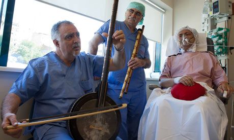 Τούρκοι γιατροί παίζουν οθωμανική και αραβική μουσική σε ασθενείς τους