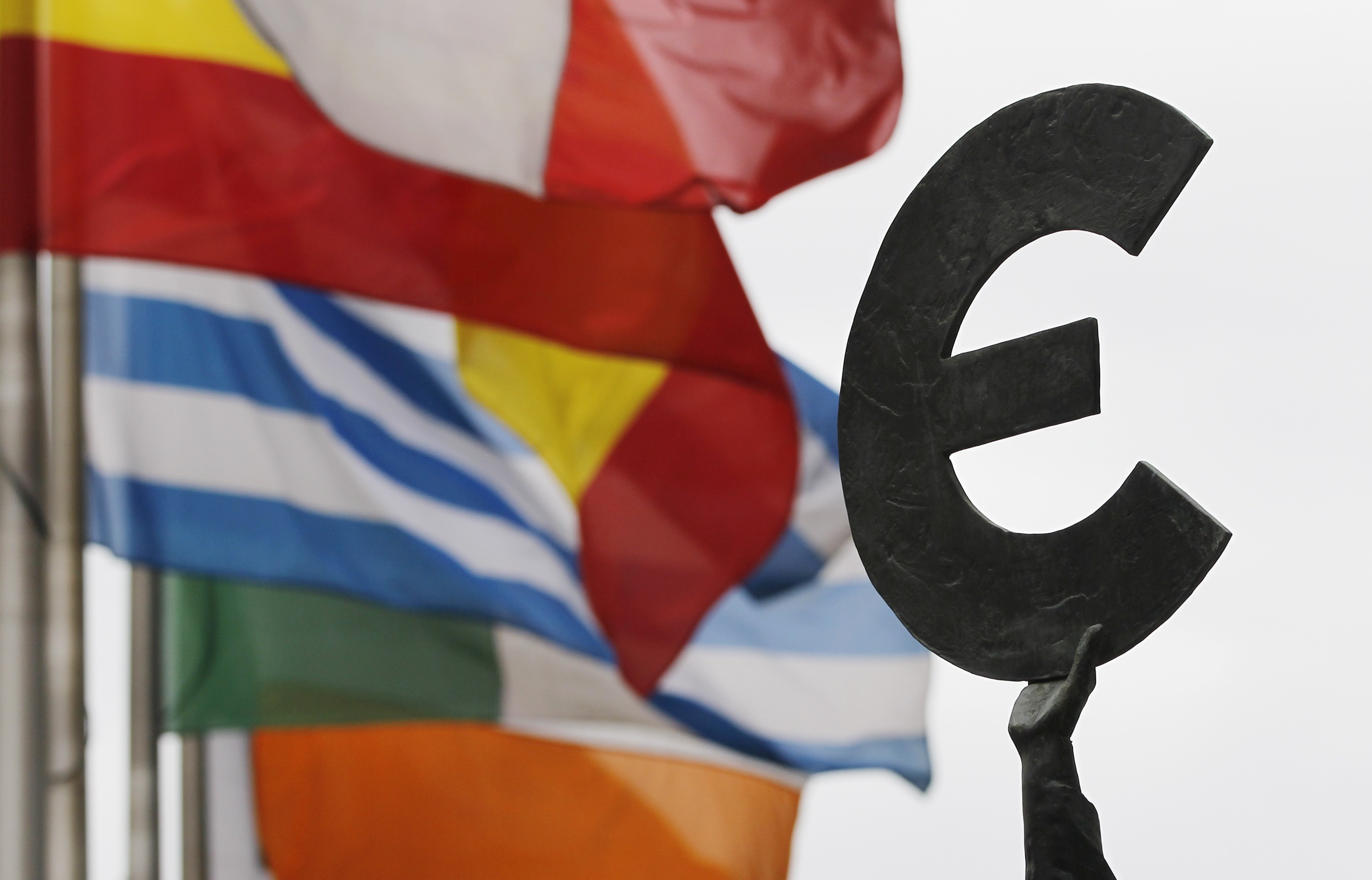 Ε. Βέλτεκε: «Δεν θα ήταν λύση η έξοδος της Ελλάδας από το ευρώ»