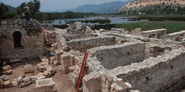 Μάσκες θεάτρου ανακαλύφθηκαν στο αρχαίο θέατρο της Μύρας στην Λυκία