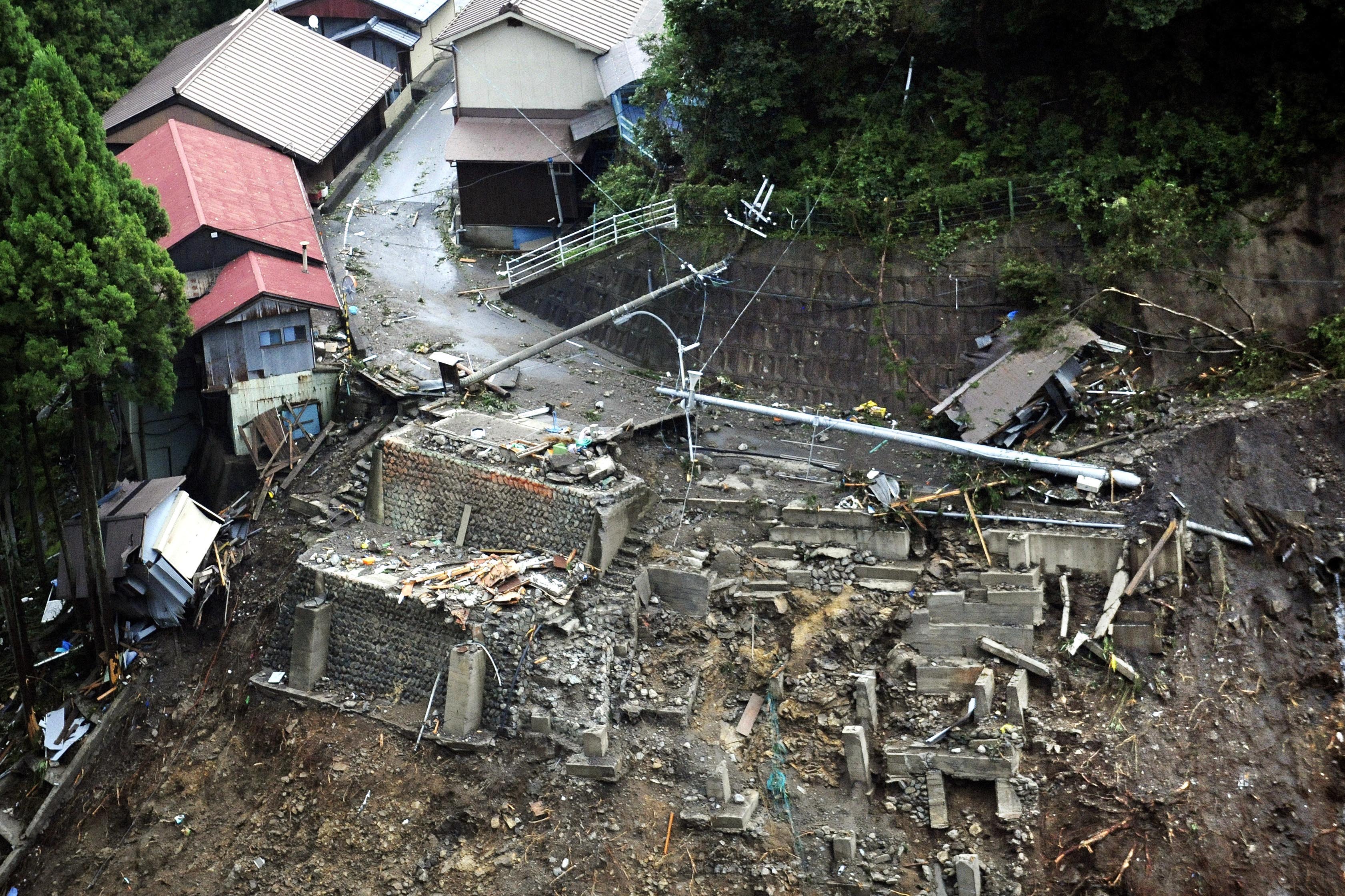 Сальвадор землетрясение. Оползень в Японии. Тайфун Талас фото.