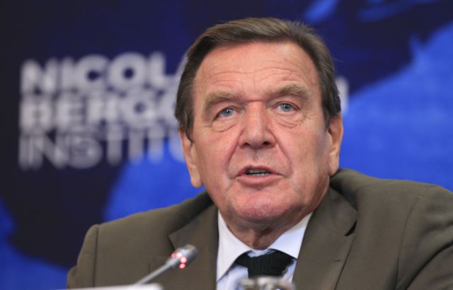 Σρέντερ: «Το SPD μπορεί να νικήσει αν δεν αντιγράψει τον Ολάντ»