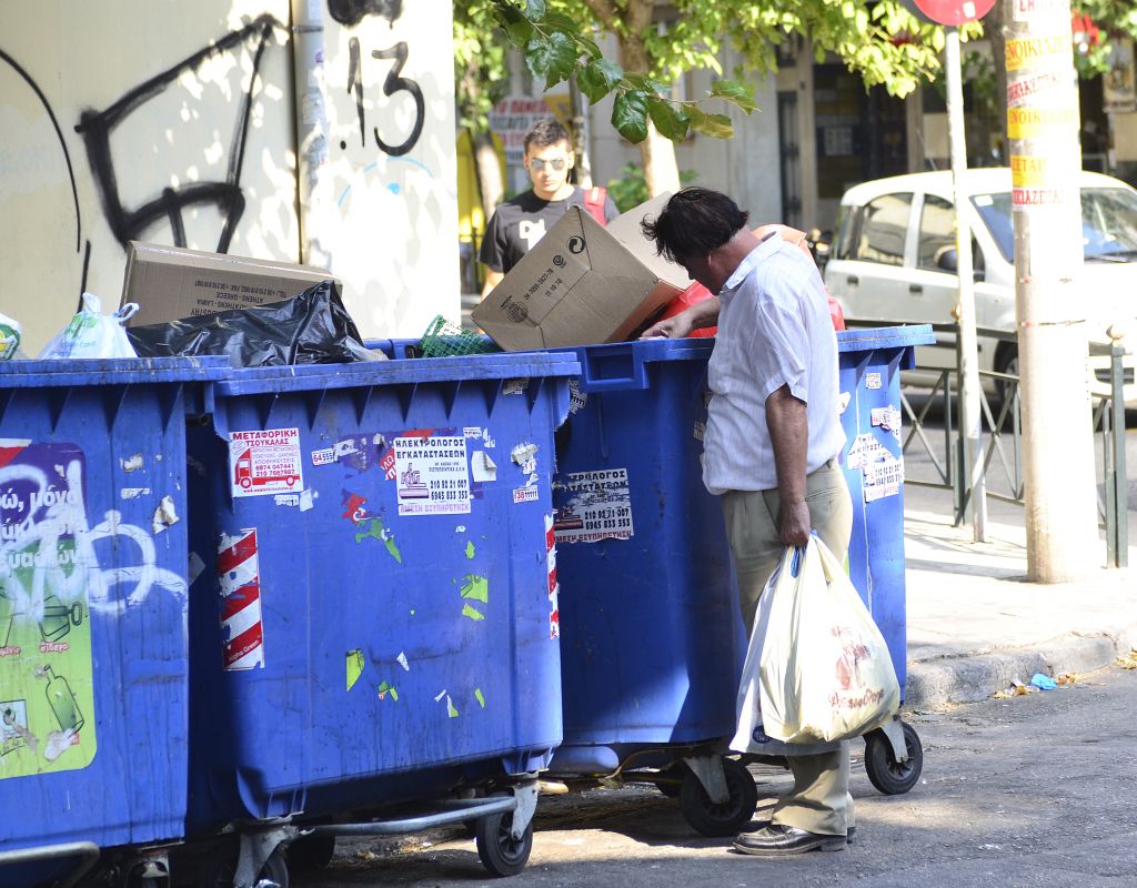 Σε κίνδυνο φτώχειας το 35,7% των Ελλήνων