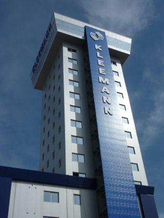 Η Kleemann μιλάει και γαλλικά