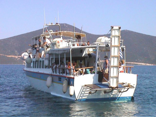 SOS για τουρισμό και νησιά από τα δεμένα ημερόπλοια