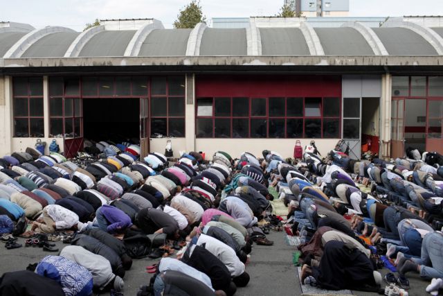 Η Γαλλία απαγόρευσε την προσευχή των μουσουλμάνων στους δρόμους