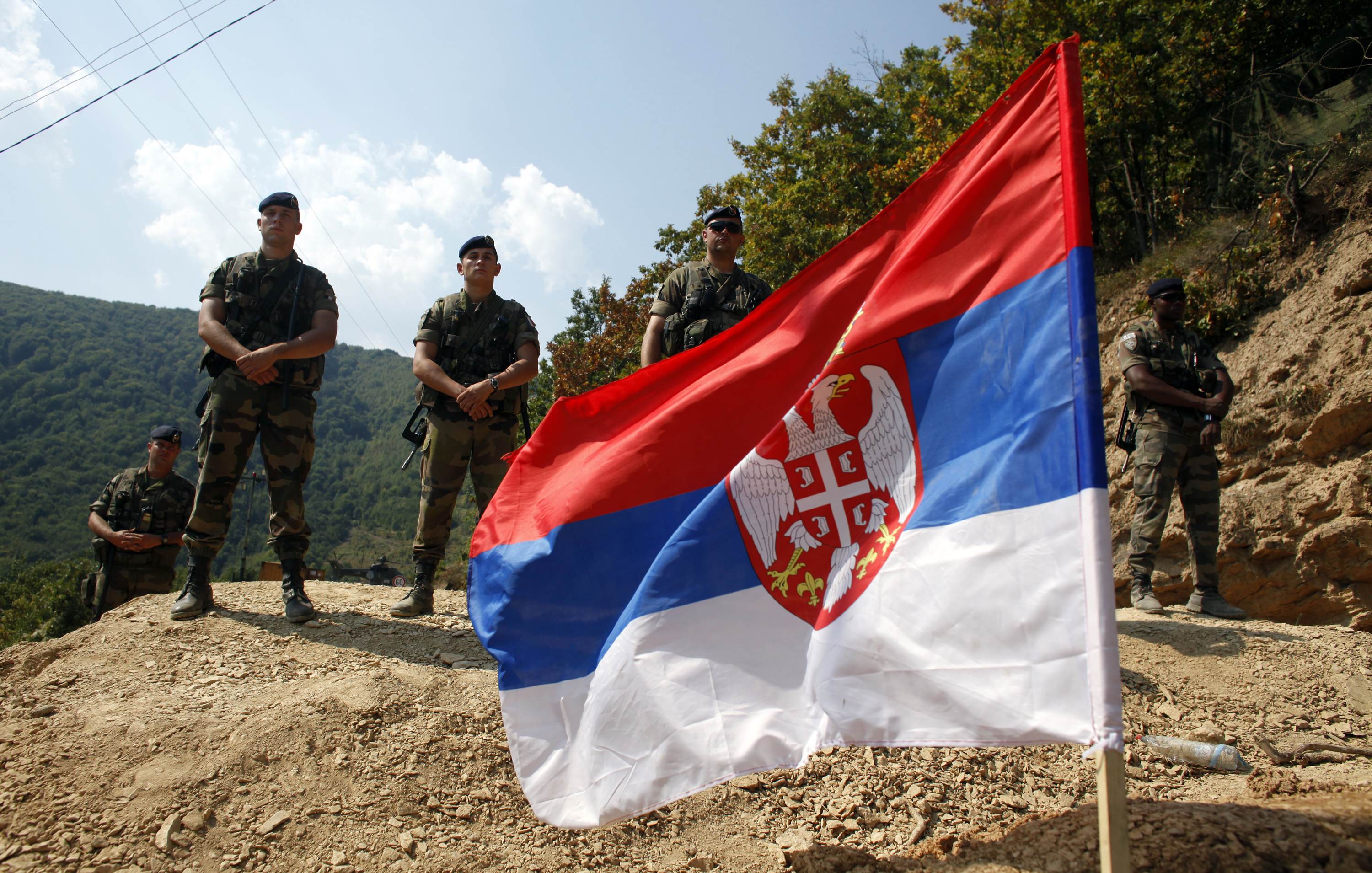 Κόσοβο: H KFOR απομακρύνει οδόφραγμα στα σύνορα με τη Σερβία
