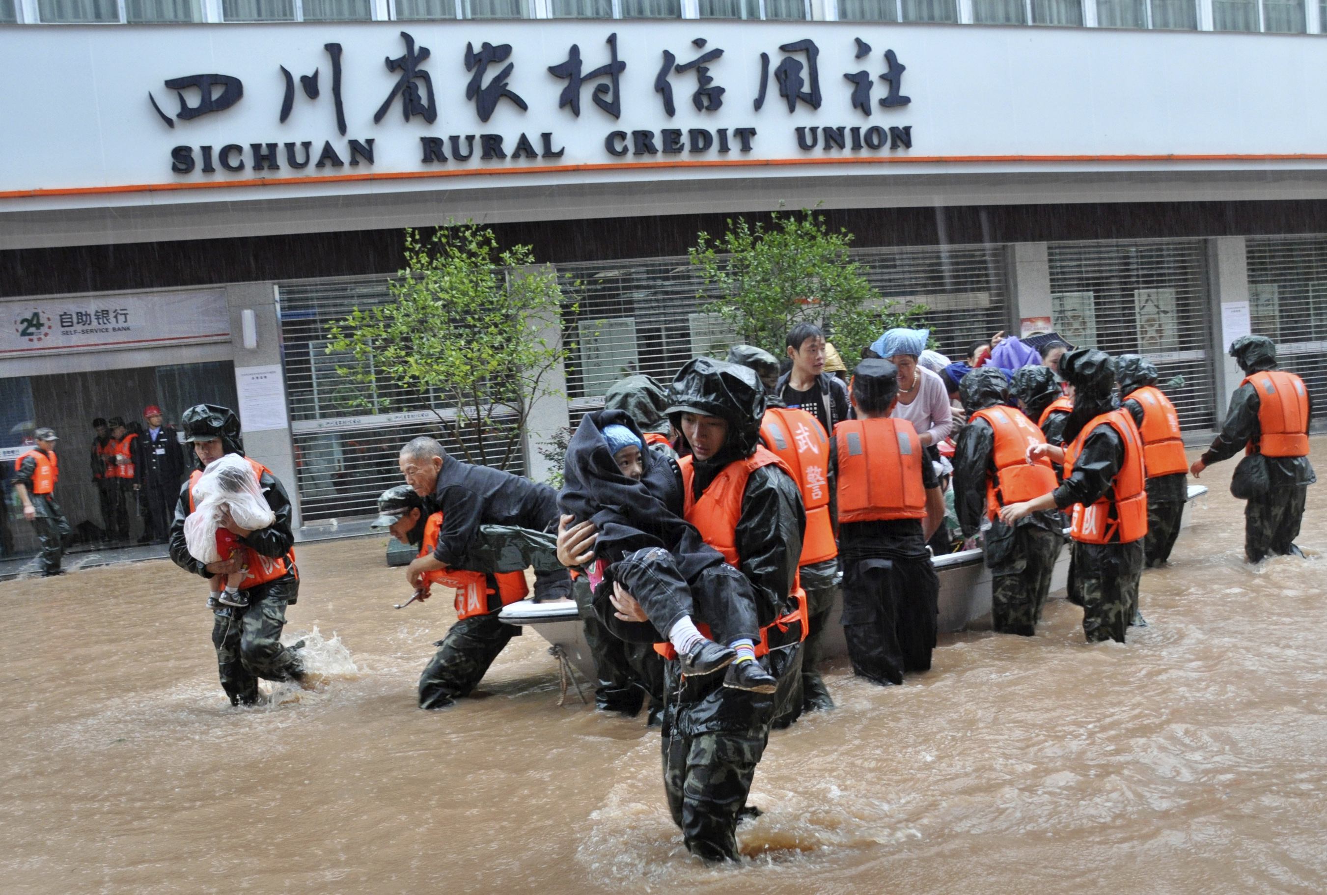Κίνα: Δεκάδες νεκροί και αγνοούμενοι από πλημμύρες και κατολισθήσεις