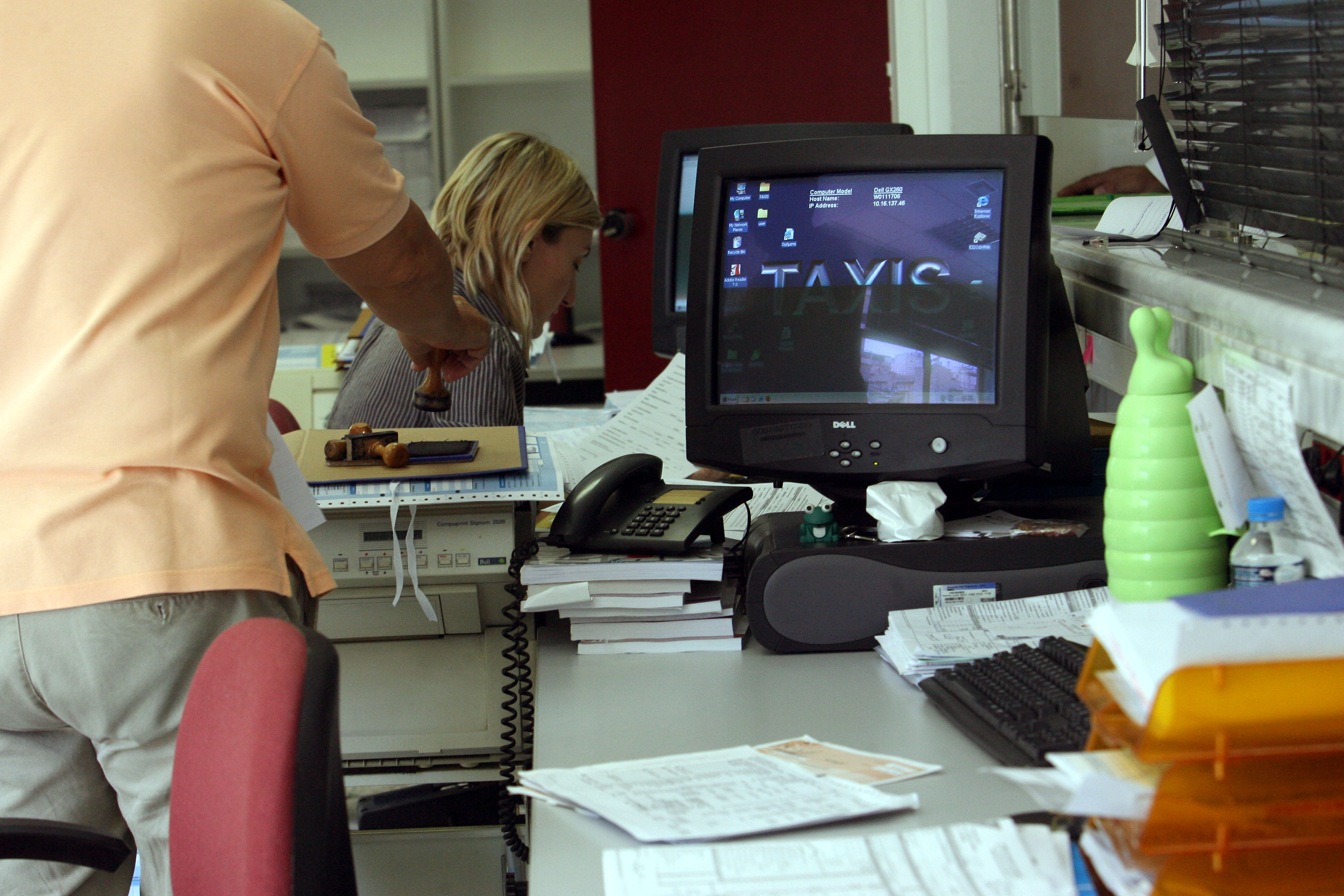 Περιορίζονται οι υπερωρίες δημοσίων υπαλλήλων με απόφαση Σταϊκούρα