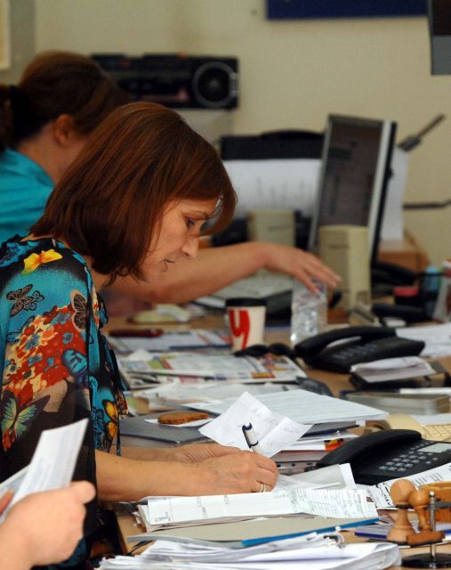 Τρέχουν να ανανεώσουν συμβάσεις υπαλλήλων τους Δήμοι-Περιφέρειες | tovima.gr