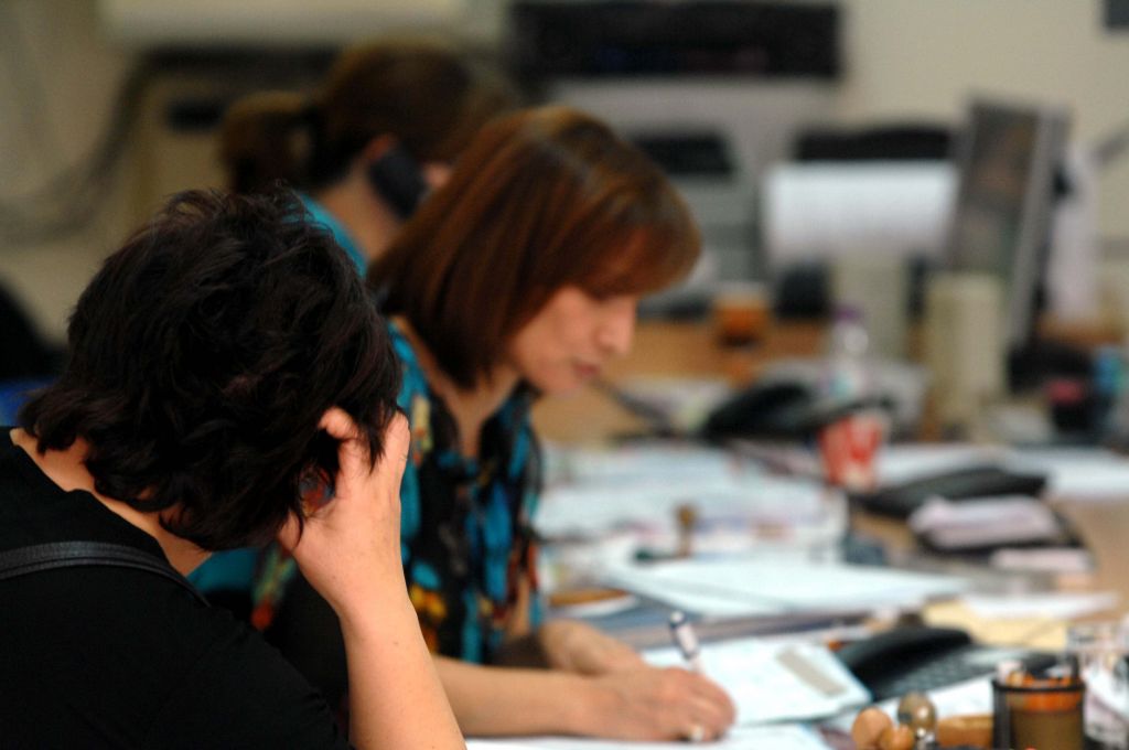 Κλιμακώνεται η αντιπαράθεση Δούρου-Μητσοτάκη για την αξιολόγηση