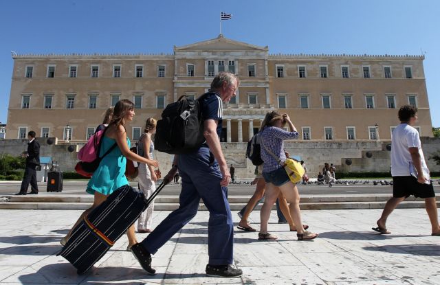 Συναγερμός για τον τουρισμό – πτώση 40% στις κρατήσεις | tovima.gr