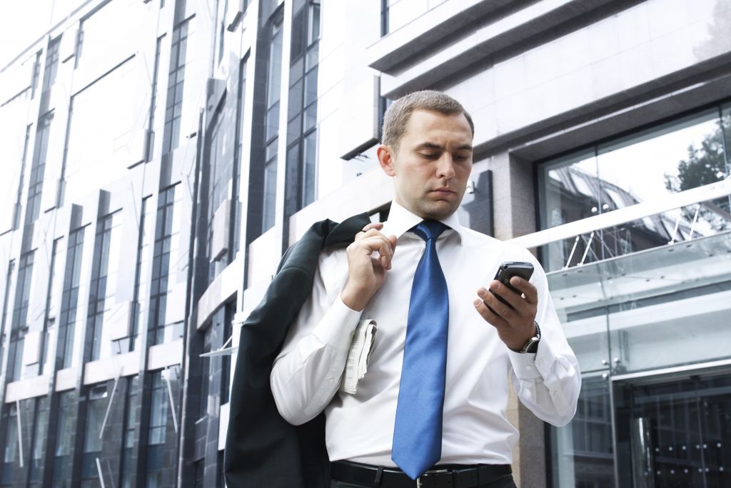 ΥΠΟΙΚ: Σε ποιες περιπτώσεις θα φορολογούνται τα εταιρικά κινητά