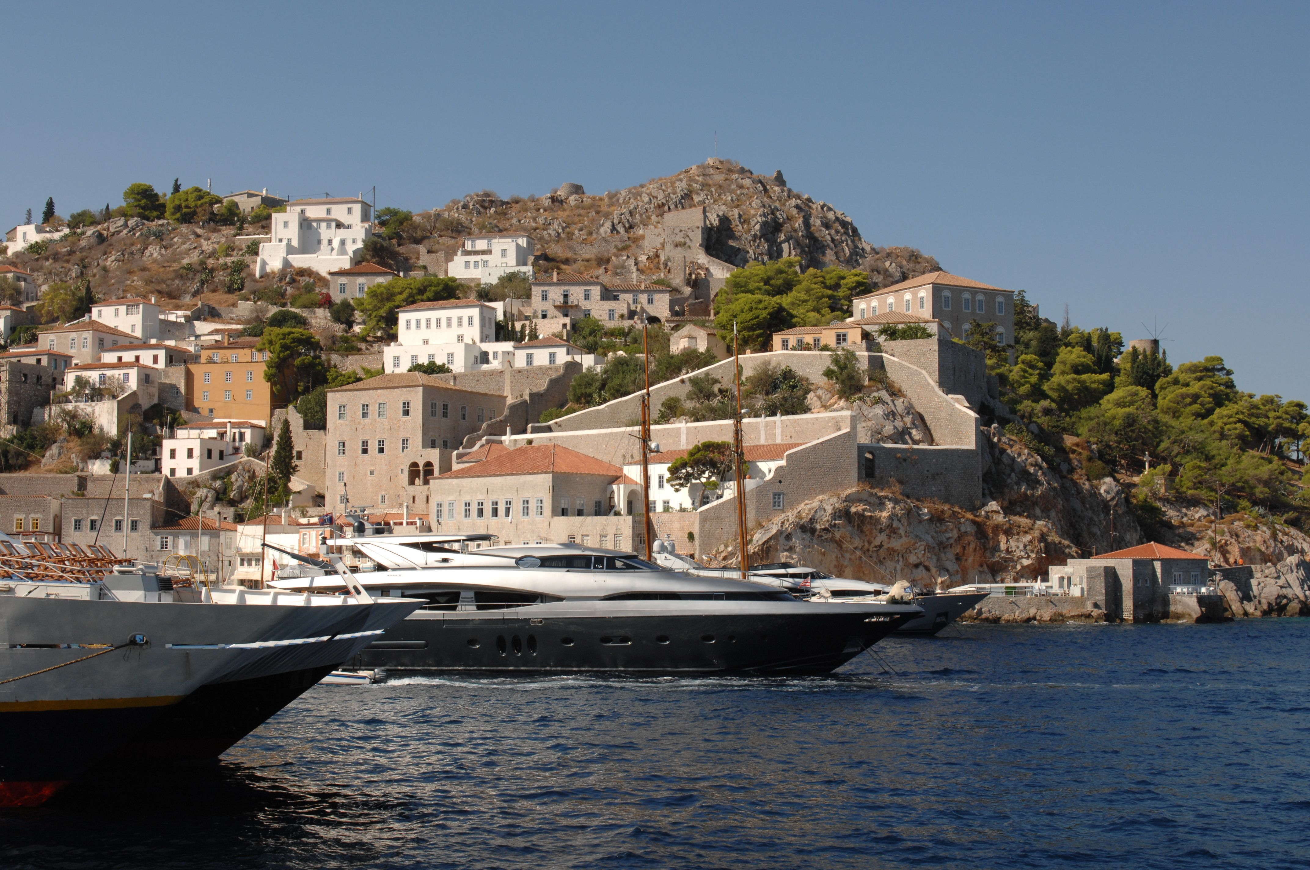 Υπάλληλοι του ΣΔΟΕ… όμηροι κατοίκων της Υδρας