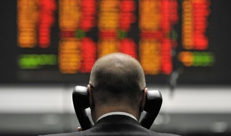 Βουτιά σημειώνουν οι βρετανικές μετοχές μετά την είδηση των πρόωρων εκλογών