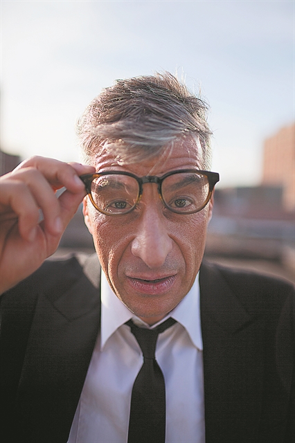 Ιστορίες για καληνύχτΕΣ από τον Μαουρίτσιο Κατελάν