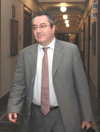 Ηλίας Μόσιαλος: Με εποπτεία και σταδιακά η επιστροφή στην κανονικότητα