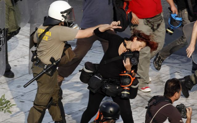 ΜΑΤ εναντίον (και) φωτορεπόρτερ στο Σύνταγμα | tovima.gr